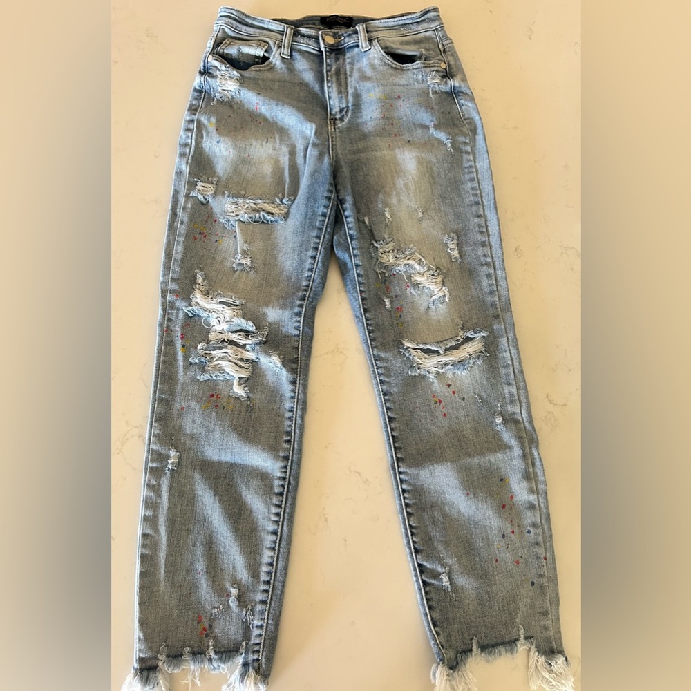 JUDY BLUE BOYFRIEND FIT JEANS (9/27); cropped / distressed
